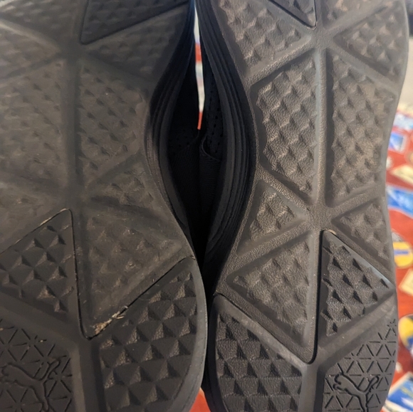 SUPER COOL PUMA WOMENS TENNIS SHOES LIKE NEW SIZE 9.5 MAKE OFFER - Picture 4 of 4